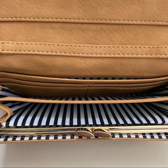 ✨HOST PICK✨ Tan faux leather clutch or hand wallet - Picture 6 of 7